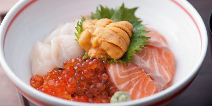 「海鮮丼」と「ちらし寿司」の違いは?